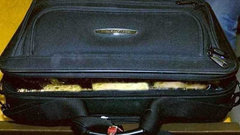 مصري يعثر على حقيبة