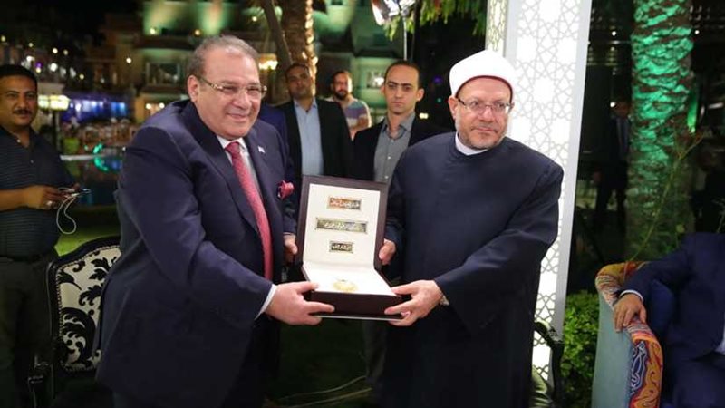 بالصور.. تكريم المفتي