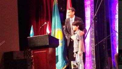 سفارة كازخستان توزع هدايا على جمهور أوبرا دمنهور