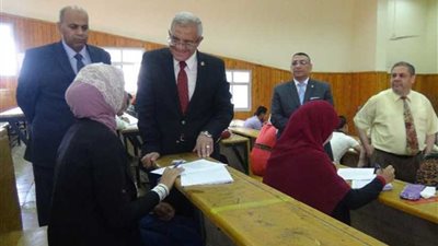 رئيس جامعة المنيا يتابع انتظام العملية الامتحانية بالآداب