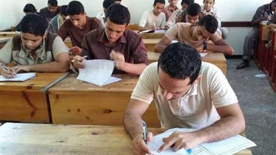 محاولة هروب طالب أثناء أداء امتحان اللغة العربية في قها