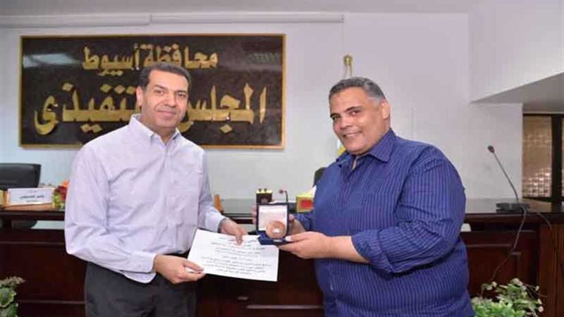 الدسوقي يكرِّم موظفين