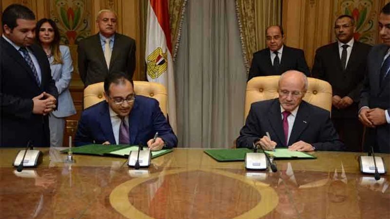 العصار ومدبولى يوقعان