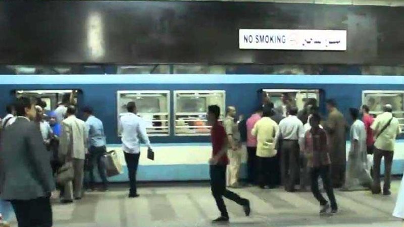 راكب بمحطة مترو السادات