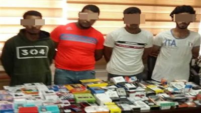 ضبط 4 عاطلين سرقوا سيارة هواتف محمولة في مدينة نصر