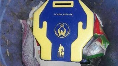 إيرانيون يحطمون صناديق صدقات 