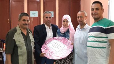 رئيس مدينة الغنايم يُكرم الأولى على إعدادية أسيوط.. صور