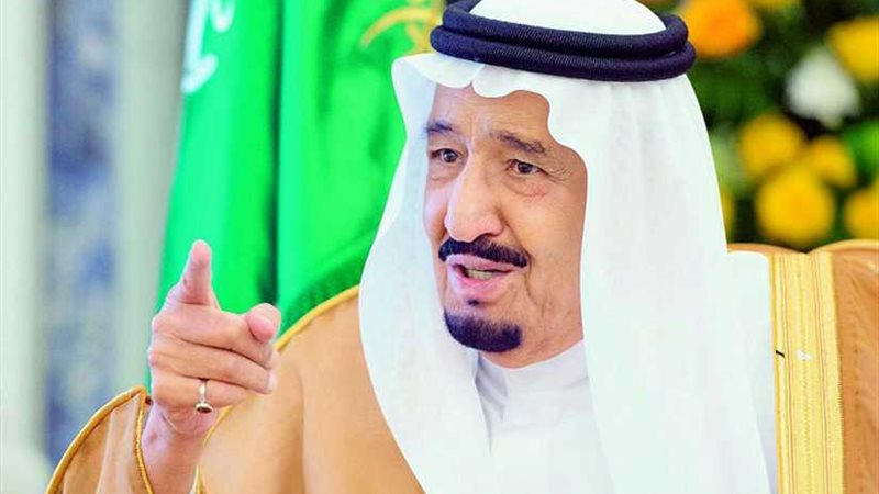 العاهل السعودي يبحث