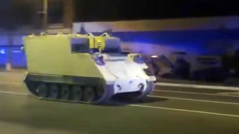 أمريكى يسرق مدرعة