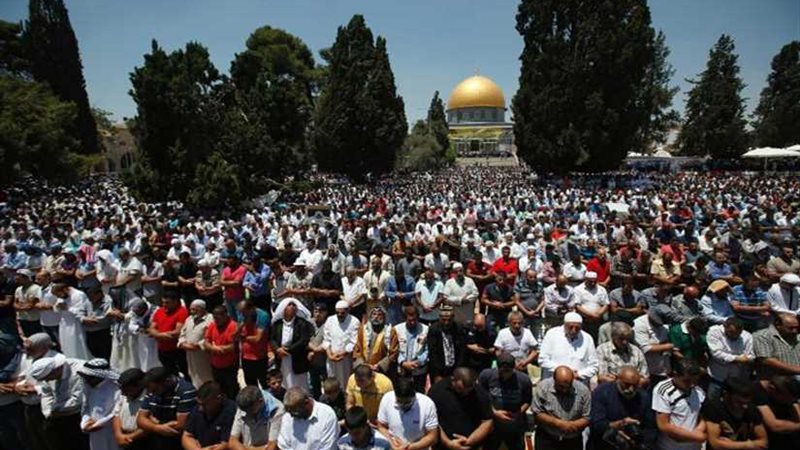 280 ألف مصل يؤدون