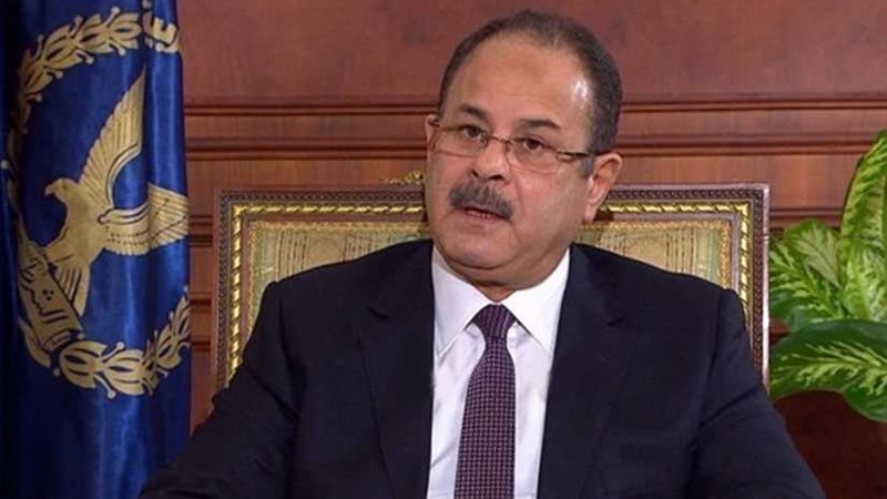 وزير الداخلية يكافئ