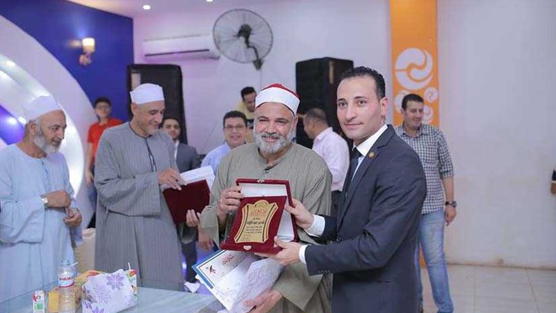 المؤتمر يكرم 100