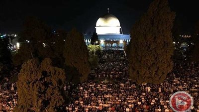 شاهد .. 350 ألف مصلٍ يحيون ليلة القدر في المسجد الأقصى