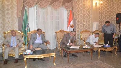 توقيع الدفعة الرابعة لعقود تقنين أراضي أملاك الدولة