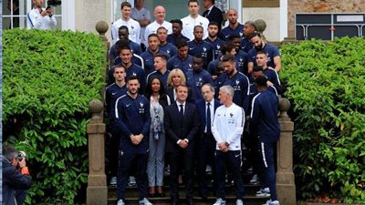 ماكرون: منتخب فرنسا قادر على الفوز بالمونديال