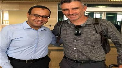 كارتيرون يصل القاهرة لتوقيع عقود تدريب الأهلي