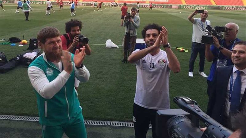 رئيس الشيشان يصطحب