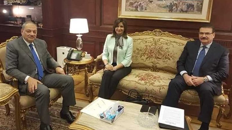 وزيرة الهجرة تلتقي