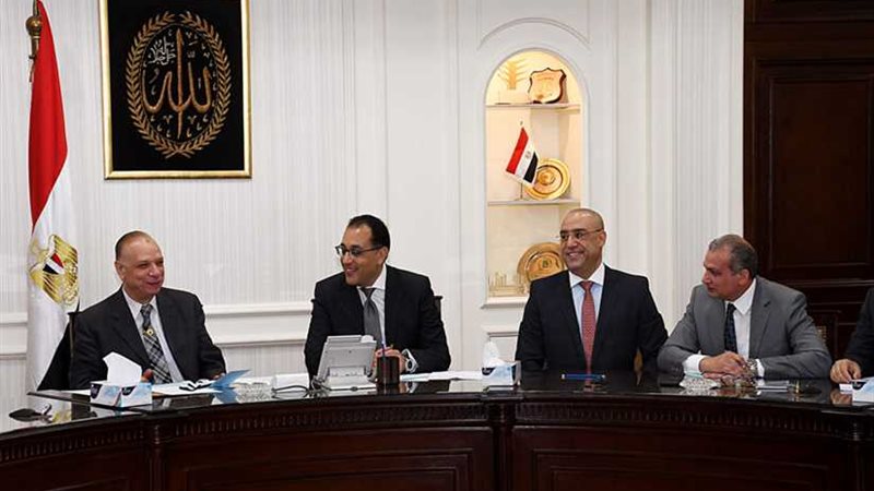 وزير الإسكان ومحافظ