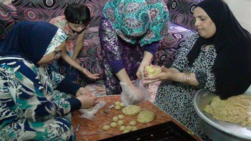 صناعة كعك العيد عادة