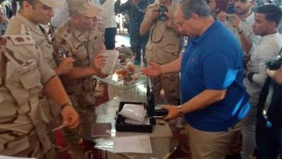 كامل الوزير ومحافظ مطروح يسلمان 93.3 مليون جنيه تعويضات لأهالي رأس الحكمة