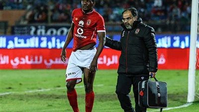 طبيب الأهلي يجتمع بأجايي قبل مران الفريق