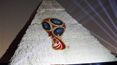 شاهد..الأهرامات تحتضن شعار كأس العالم