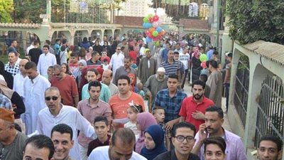 المنايفة يلتقطون الصور التذكارية بعد صلاة العيد..
