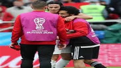 كافاني يكشف سبب طلبه لقميص صلاح 