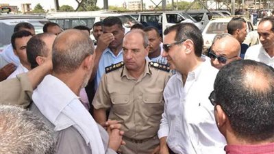 محافظ أسيوط يتفقد المواقف ومحطات الوقود للتأكد من الالتزام بالتعريفة الجديدة..