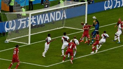 الدنمارك يقتنص فوزا مثيرا من بيرو في مباراة تألق شمايكل