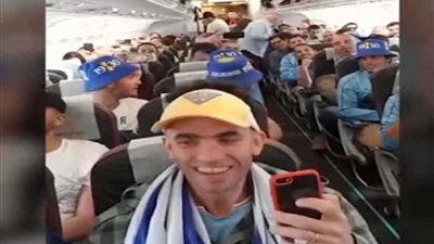 منافسة بين مشجعي مصر وأورجواي على الطائرة (فيديو)