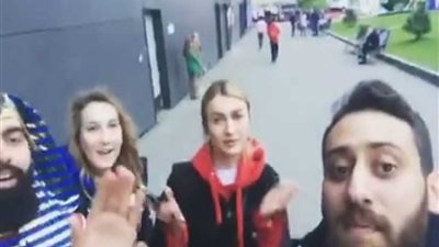 الشباب المصري يغني مع فتيات روسيا في شوارع موسكو أغنية 