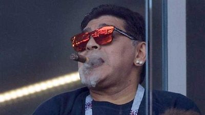 مارادونا يعتذر عن التدخين بمباراة الارجنتين وايسلندا