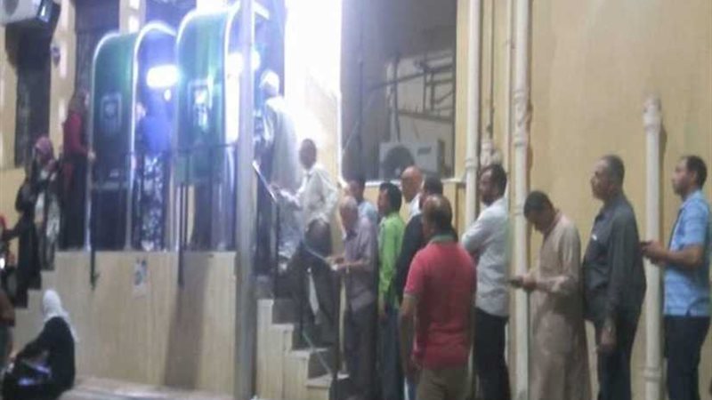 زحام وتكدس للموظفين