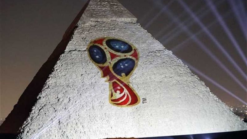 شاهد..الأهرامات تحتضن