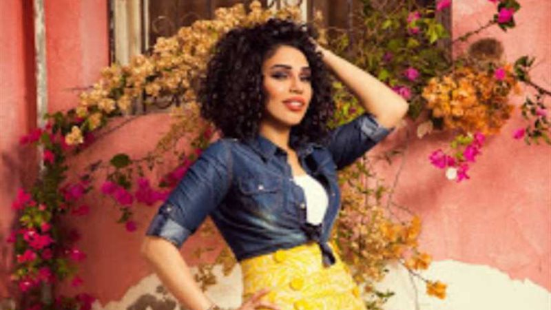 أمينة تهدي المنتخب