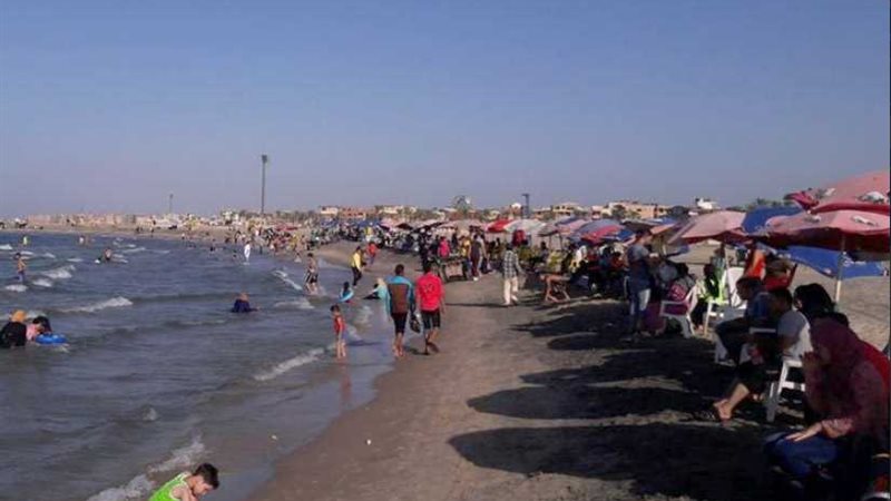 آلاف المصطافين يتوافدون