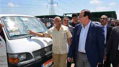محافظ الدقهلية يتفقد موقف طلخا الجديد ويتوعد من يخالف التعريفة الجديدة