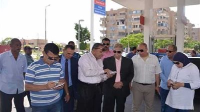 محافظ الإسماعيلية يواصل تفقد محطات الوقود ومستودعات البوتاجاز والأسواق