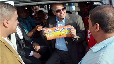 بالصور.. محافظ القليوبية يضع لوحات بتعريفة الأجرة على السيارات