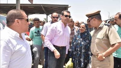 محافظ أسيوط في السيرفيس للاطمئنان على الالتزام بالتعريفة الجديدة