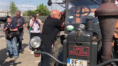 مشجع ألماني يصل روسيا بجرار زراعي لمدة عام لتشجيع فريقه.. 