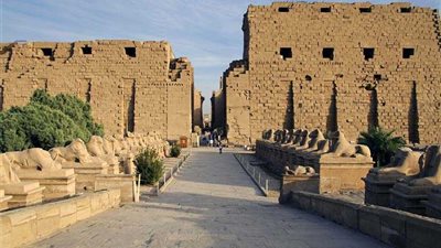 الشمس تغرب غدًا من البوابة الغربية لمعبد الكرنك