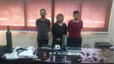 تستعين بعشيقها لسرقة مخدومها بالإكراه بالنزهة