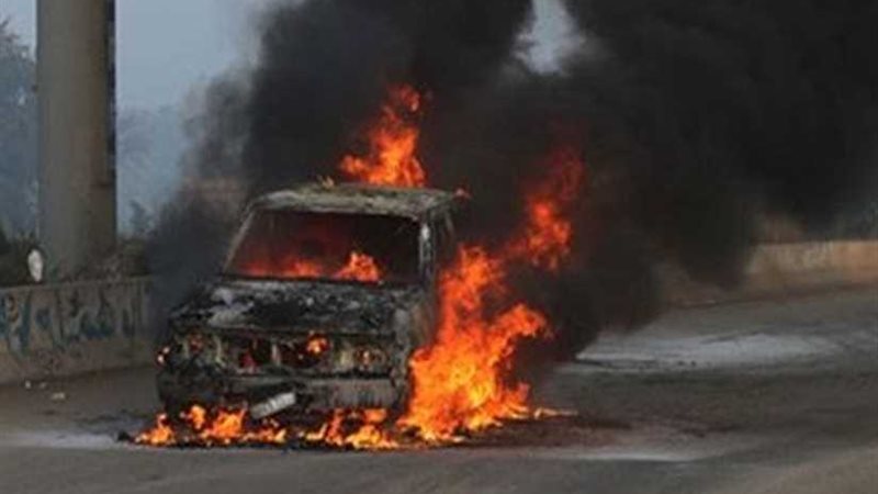 شاب يحرق سيارة والده