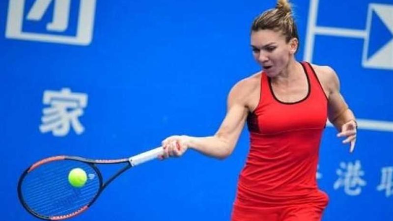 هاليب تحافظ على صدارة