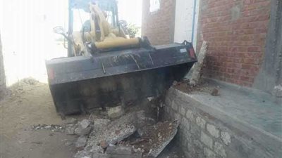 إزالة حالتي تعدٍ على أراضٍ زراعية وطريق عام بصدفا (صور)