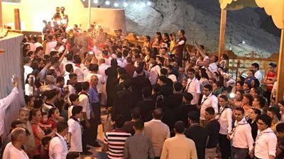 الآلاف يشاركون في موكب 