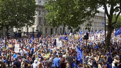 مسيرة حاشدة في بريطانيا تطالب بالاستفتاء حول الخروج من الاتحاد الأوروبي